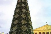 На Красній площі почали встановлювати головну Новорічну ялинку