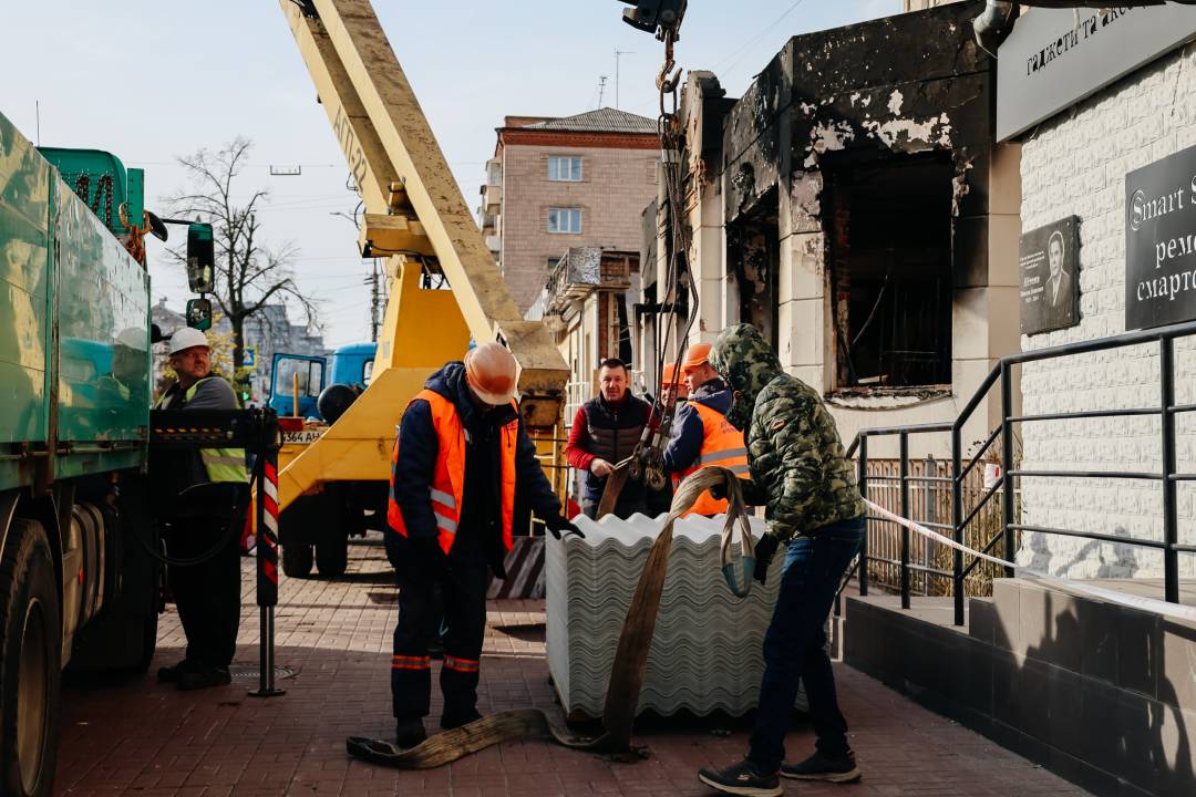 Тривають аварійно-відновлювальні роботи на місці ворожого удару по проспекту Перемоги