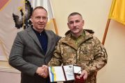 Владислав Атрошенко вручив командувачу ОК "Північ" Віктору Ніколюку відзнаку "Почесний громадянин Чернігова"