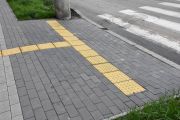 Пошкоджену тактильну плитку в Чернігові замінюють на нову