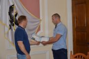 Відзнака Чернігівської міської ради вручена герою, який врятував з пожежі маленьку дівчинку