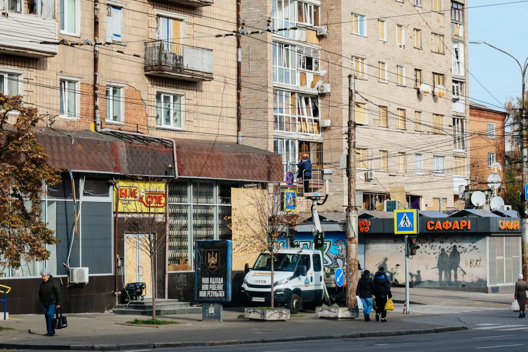 Тривають аварійно-відновлювальні роботи на місці ворожого удару по проспекту Перемоги