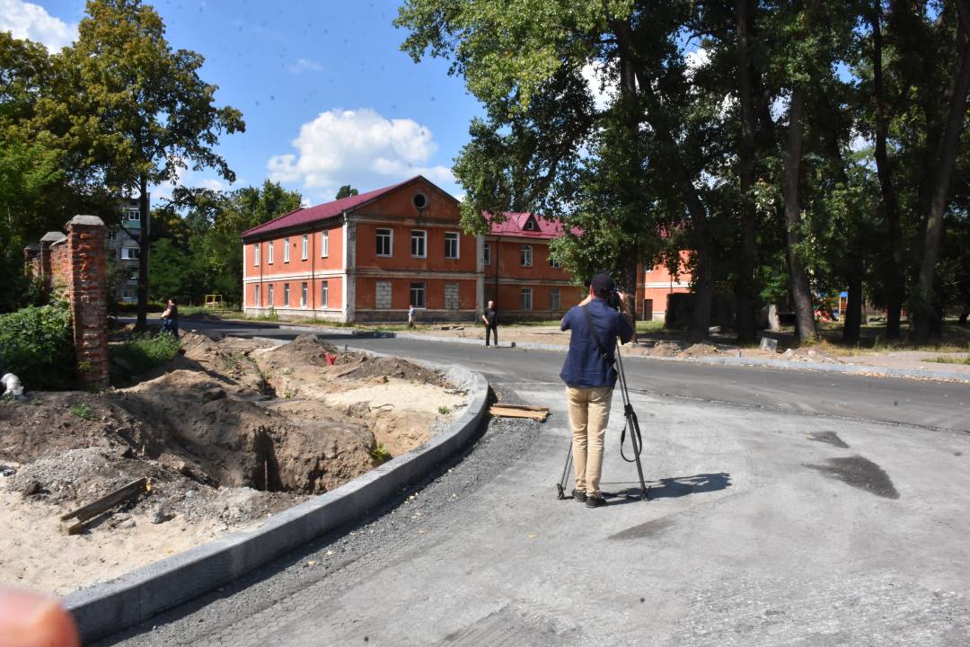 Від з нової дороги на тильний бік будинку культури на Шерстянці. Справа - сквер "Казка"