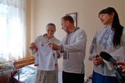 Міський голова привітав молодих мам з народженням малят та вручив вишиваночки