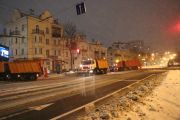 Комунальники зі спецтехнікою прибирають сніг у Чернігові