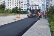 У дворах на Бєлова ремонтують проїзди і тротуари
