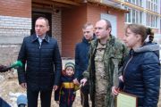 Чернігівський міський голова вручив герою АТО та його родині ордер на квартиру