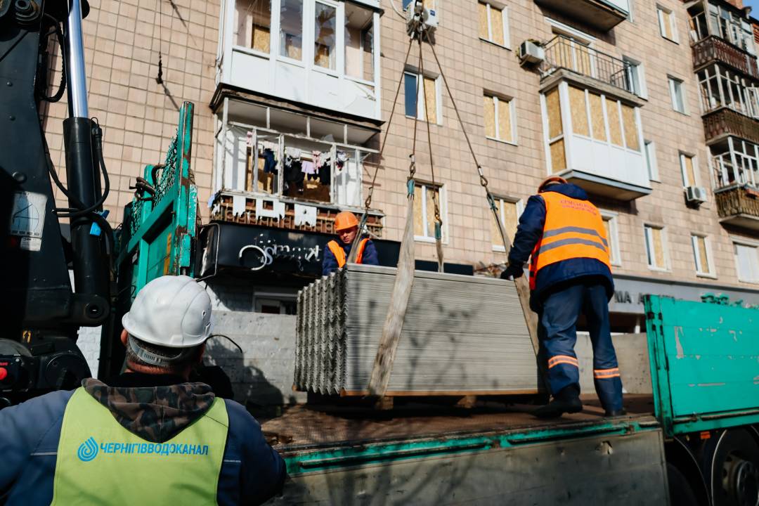 Тривають аварійно-відновлювальні роботи на місці ворожого удару по проспекту Перемоги