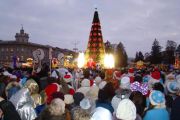 На Красній площі Чернігова засяяли вогні Новорічної ялинки