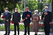 У Чернігові в День пам’яті та примирення до могил воїнів поклали квіти