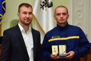 Чернігів — місто сильних і сміливих людей. Рятувальникам вручили медалі «За оборону Чернігова»