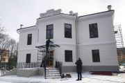 На ґанку будівлі Поштової станції монтують ковані металеві поручні та навіс