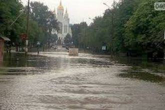 Ілюстрація проблеми, вирішенню якої має сприяти нова "ливнівка".  "Малий проспект" у Чернігові після одного з великих дощів. Фото з мережі Інтернет.
