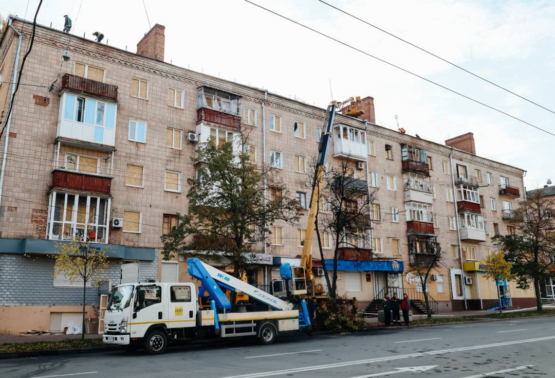 Тривають аварійно-відновлювальні роботи на місці ворожого удару по проспекту Перемоги